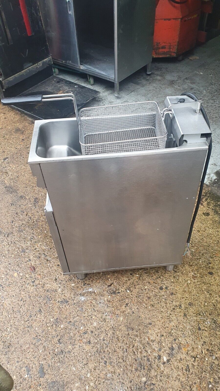 Valentine EVO 250 Single Basket Electric Fryer 7.5 kW - Compact, Efficient, Serviced for Catering