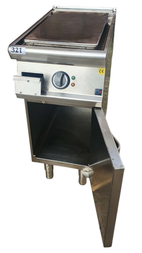 Erre2 Flat Griddle Burger Grill - Electric Griddle showcasing its large cooking surface ideal for burgers and breakfast meals.