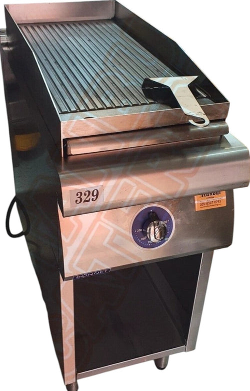 Close-up of the Bonnet Ribbed Griddle showcasing its heavy-duty design and robust ribbed plate, essential for commercial kitchens and efficient cooking in cafés and takeaways.