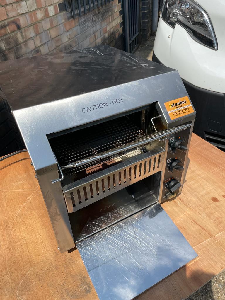 Lincat Electric Conveyor Toaster CT1 in action toasting bread and buns rapidly, an ideal conveyor toaster for cafe operations.