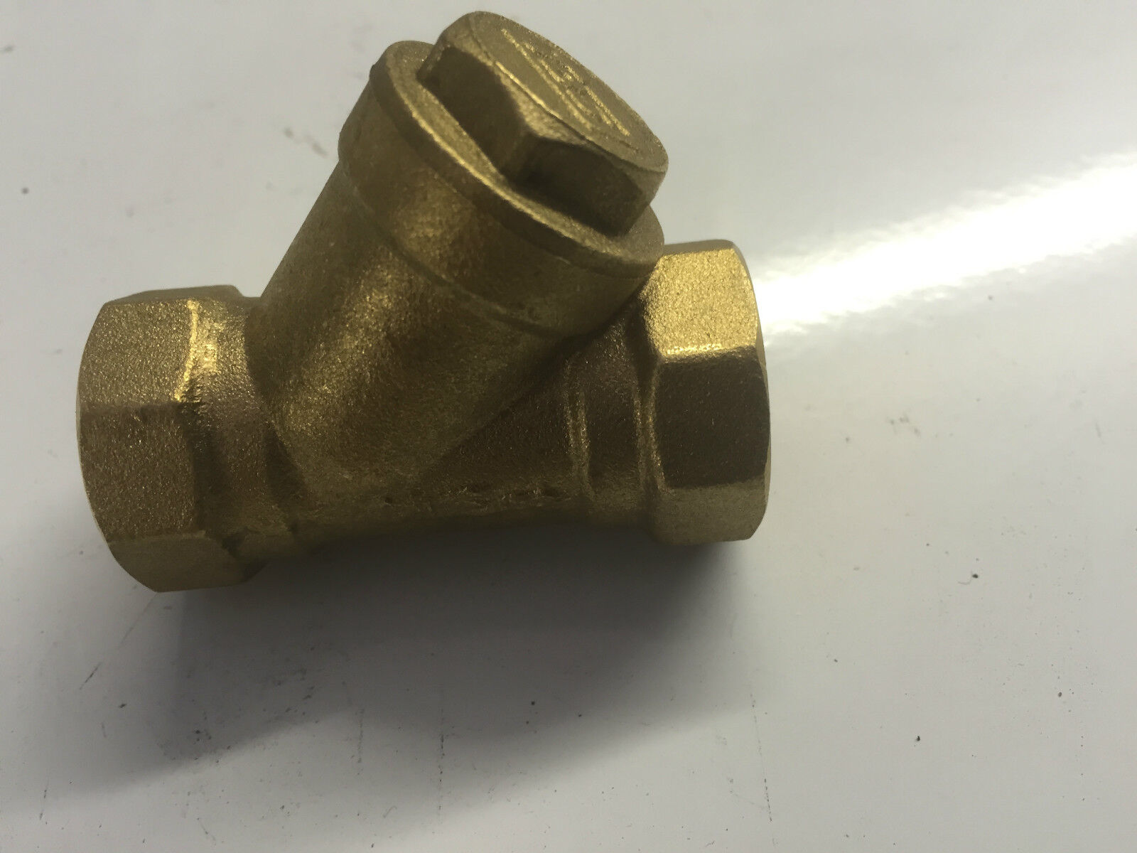Kuroma Parts Filtre Valve Original - Profile view of a robust gold metal valve, perfect for maintaining the quality of fried foods with simple installation in pressure fryers.