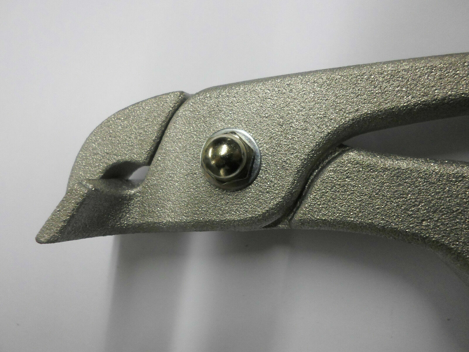 Ergonomic handle on the Aluminium Pizza Pan Gripper for comfortable use in busy kitchens.