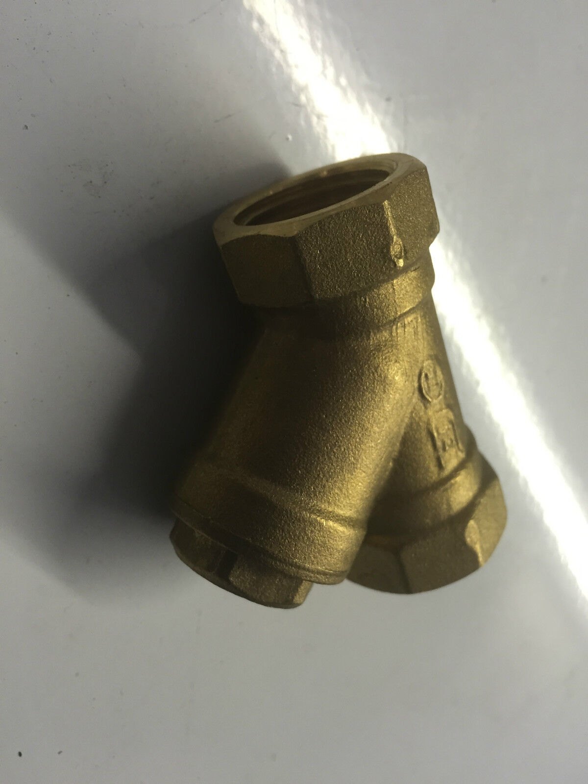 Kuroma Parts Filtre Valve Original - Angled view of a gold metal fitting, ideal for ensuring effective filtration in tabletop pressure fryers with effortless setup.